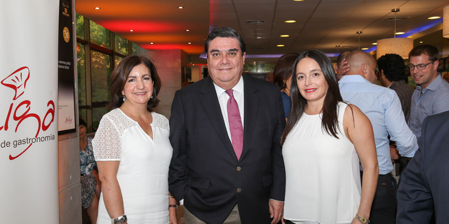 Lorena Ferreiro, Alberto Salas (presidente de CPC) y  Pa Barros (Subdirectora de Eventos y Marketing Pro Chile)