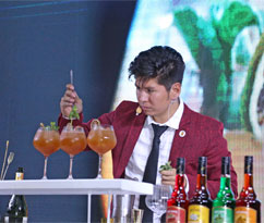 Licores Mitjans | El bartender Sebastin Castillo gan el concurso de coctelera de la marca