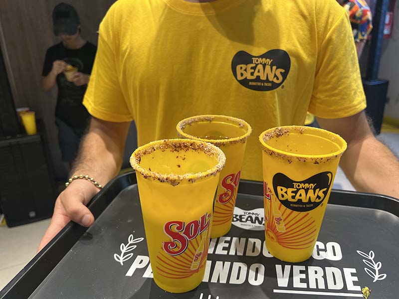 Fotos sociales del lanzamientos de las Michedas en Tommy Beans, Enero 2026