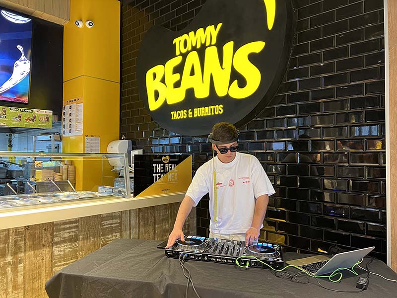Fotos sociales del lanzamientos de las Michedas en Tommy Beans, Enero 2026
