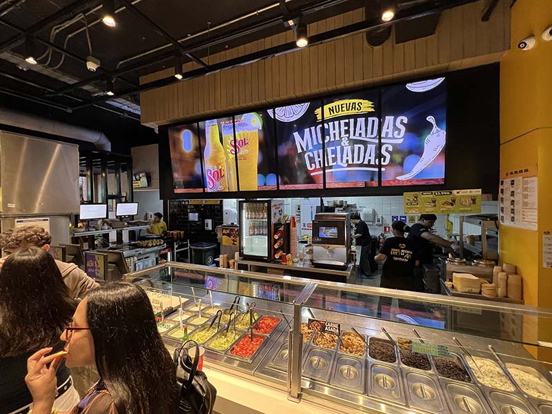 Fotos sociales del lanzamientos de las Michedas en Tommy Beans, Enero 2026