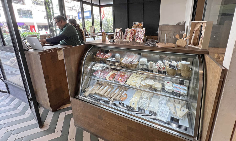 La vitrina refrigerada de Cadaques - Fotos de Panader�a Cadaqu�s