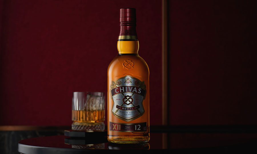 La renovación de un ícono: Chivas 12 años lanza su nueva imagen disruptiva y sostenible