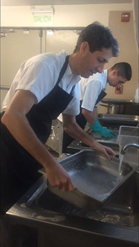 Gerentes de hotel Marriott se convierten por un día, en mucamas, garzones, coperos y asistentes de cocina